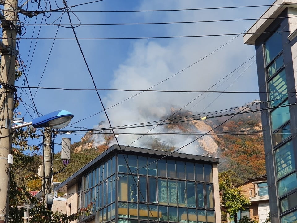 서울 은평구 북한산 족두리봉서 산불…8천㎡ 태웠다