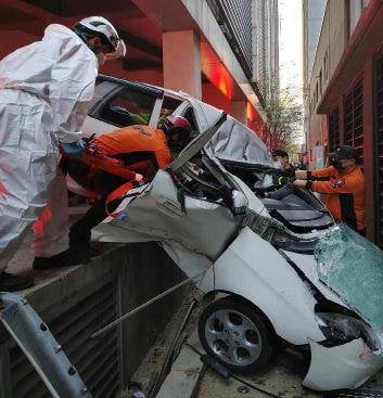 인천 대형마트 주차장 3층서 차량 추락…운전자 숨져