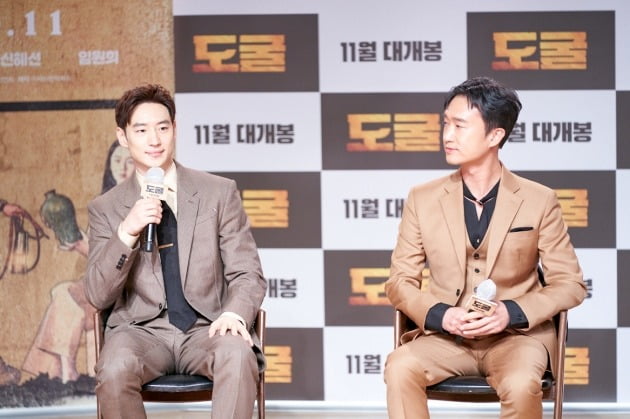 배우 이제훈, 조우진이 6일 열린 영화 '도굴'의 온라인 제작보고회에 참석했다. / 사진제공=CJ엔터테인먼트