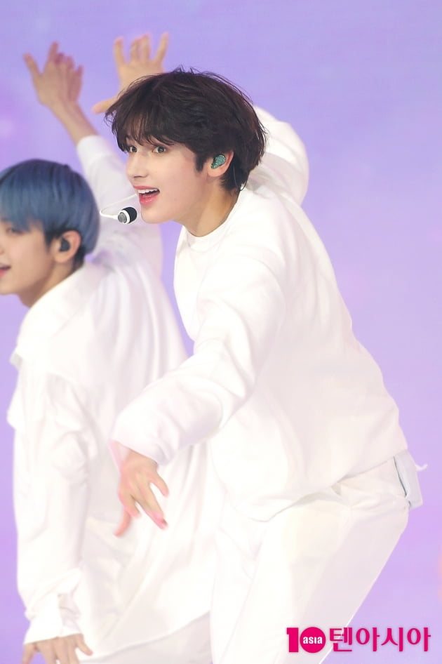 [TEN 포토] TXT 휴닝카이 '바람을 가르는 안무'