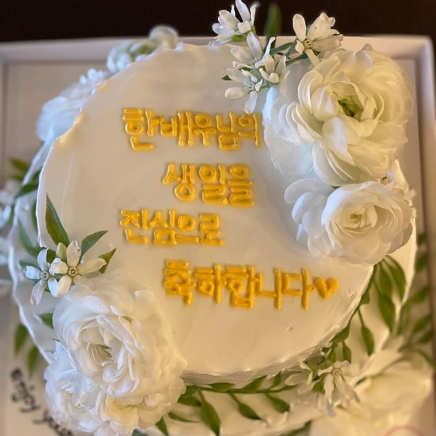 한혜진, ♥기성용+딸과 함께한 생일파티…"예쁜 케이크 감사합니다"