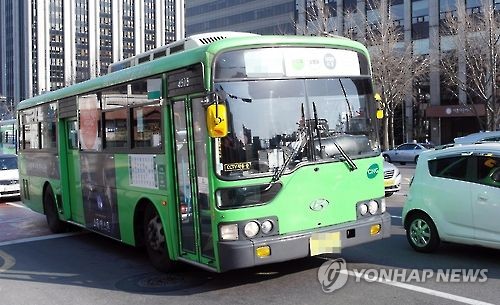 서울 종로서 시내버스가 전봇대 들이받아…1명 경상