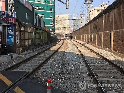 밤늦게 담 넘어 철로 걷던 고교생들…KTX에 1명 부상