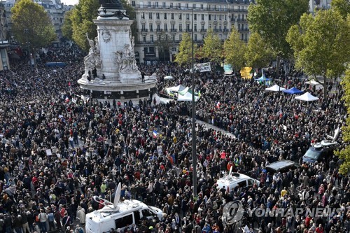 "우리는 두렵지 않다"…참수 교사 기리며 광장에 모인 프랑스인