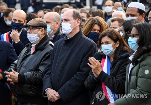 "우리는 두렵지 않다"…참수 교사 기리며 광장에 모인 프랑스인
