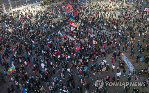 불평등 향한 칠레 시위대 분노, '피노체트 헌법' 몰아냈다