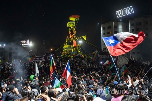 '피노체트 헌법'과 결별 선언한 칠레, 새 헌법 제정까진 먼 길