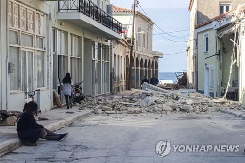 에게해 강진에 그리스도 10대 학생 2명 사망