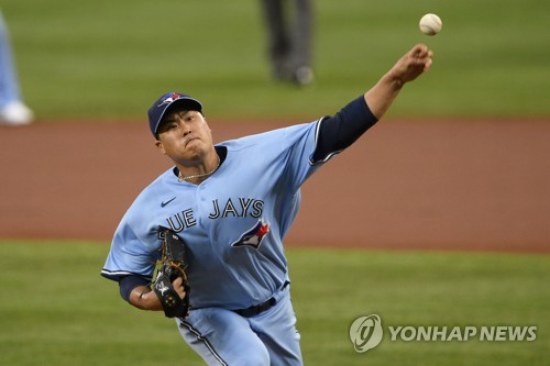 '토론토 에이스' 류현진 귀국…두 달 만에 아내·딸과 재회