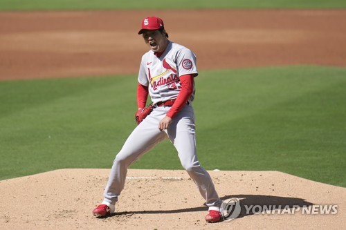 웃고·주저앉고…김광현, 설렘과 긴장이 교차한 MLB PS 첫 등판