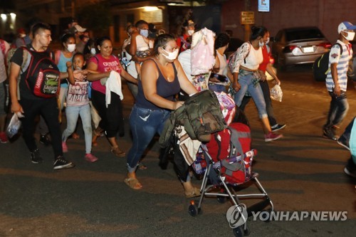 다시 시작된 중미 캐러밴의 미국행…"온두라스서 수천명 북상"