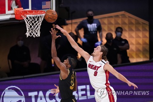 제임스·데이비스 65점 합작…레이커스 NBA 챔프전 2차전도 완승