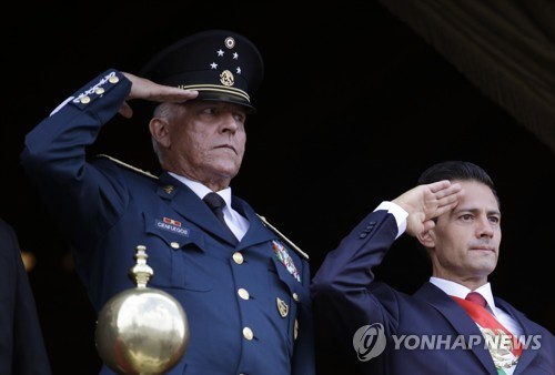 멕시코 전 국방장관, '마약범죄 연루' 혐의로 미국서 체포