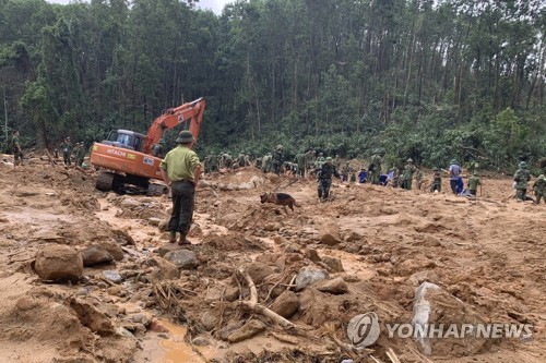 베트남서 산사태로 토사가 군 막사 덮쳐 장병 22명 매몰