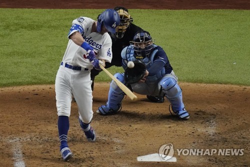 커쇼 1실점 쾌투+5회 빅이닝…MLB 다저스 월드시리즈 1차전 승리