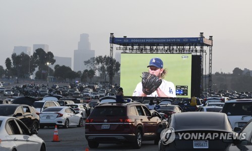 WS 악몽에서 벗어난 커쇼 "1차전 승리, 내겐 정말 기쁜 일"