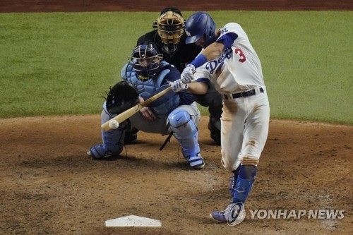 커쇼 1실점 쾌투+5회 빅이닝…MLB 다저스 월드시리즈 1차전 승리