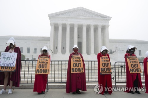 미 보수 대법관 인준안 법사위 통과…빨간옷 시녀들이 나타났다