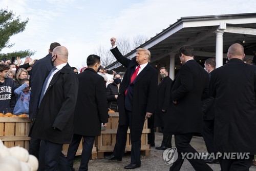 트럼프 주말내내 유세 강행군…코로나 확산에도 "어쨌건 끝나가"