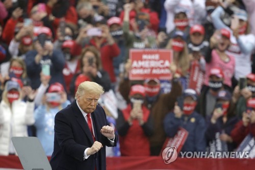 펜실베이니아 잡아야 이긴다…트럼프 세 군데 돌며 네시간 연설(종합)