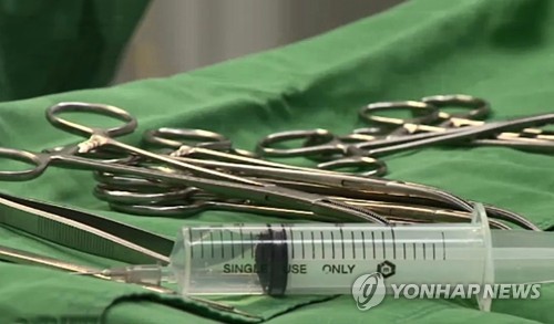 법원 "'권대희 사건' 성형외과원장, 의료법 위반도 기소하라"