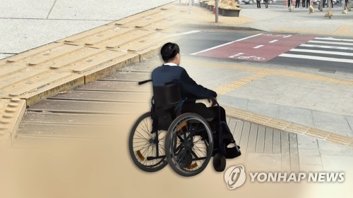 춘천시 '장벽 없는 도시' 추진…상점 앞 경사로 설치