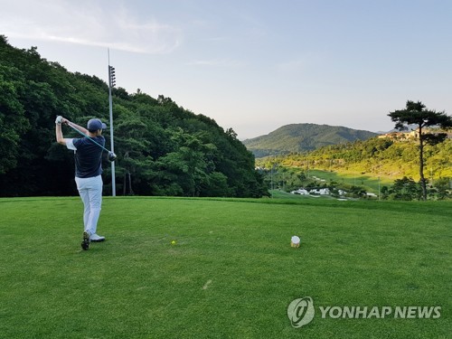 "코로나로 못가는 골프여행, 한국에서 치면 내수효과 최대 3조"