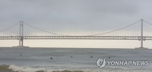 바다로 뛰어든 여성 구조하고 홀연히 사라진 군인