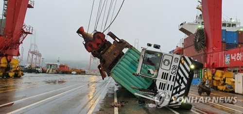 항만 크레인 안전사고 줄인다…이상징후 예측기술 개발 나서