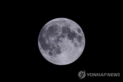 한가위 보름달 밤 12시께 하늘 가장 높은 곳 '두둥실'(종합)