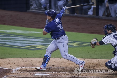 '벨린저 슈퍼캐치' 다저스, NLCS 진출 눈앞…최지만 멀티히트(종합)