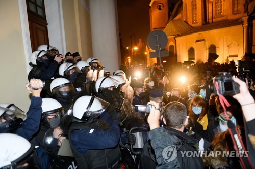 폴란드 '기형아 낙태 금지'에 여성들 분노 폭발…성당 점거도