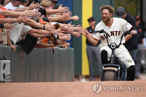 MLB 헌터 펜스, WS 다저스 역전패 소식에 주변에 '한턱'