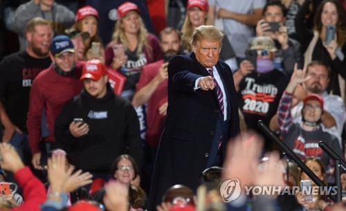 끝없는 집단면역 논란…영국에선 '결국 덜 죽는다' 주장까지