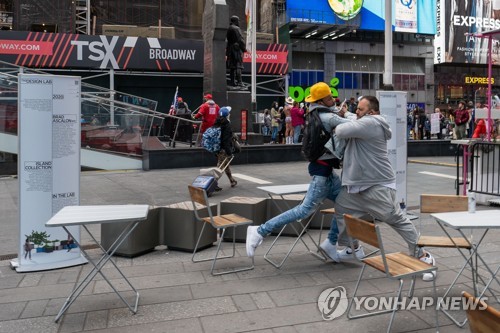 뉴욕 한복판서 트럼프 지지-반대파 주먹싸움…7명 체포