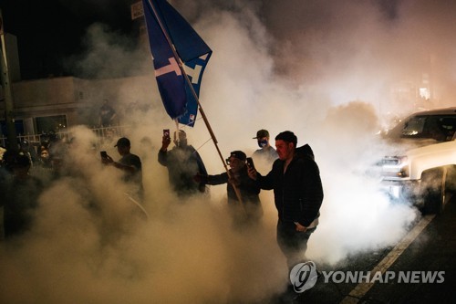 다저스 우승 축하 LA 거리 행사, 약탈·폭력 얼룩…8명 체포