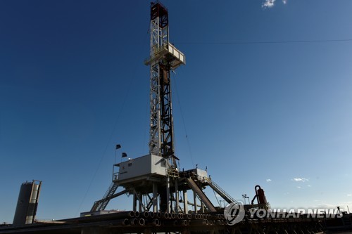 국제유가, 재고감소·경기부양책 기대에 반등…WTI 2.4%↑