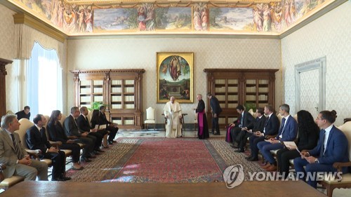 교황, 유럽 돈세탁감시기구 조사팀 접견…교황청 금융 개혁 강조