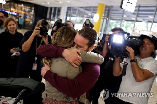 뉴질랜드인 '여행 재개' 호주에 격리없이 입국 '환호성'