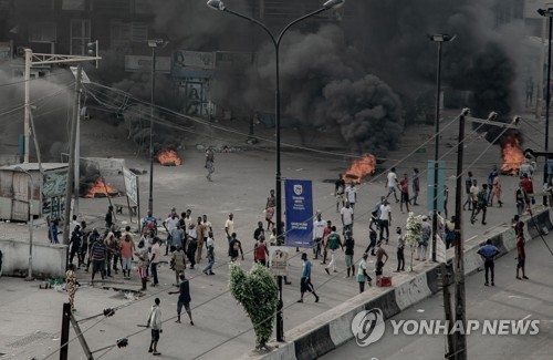 나이지리아 법치붕괴 우려…"군대총격에 시위대 최소 12명 사망"