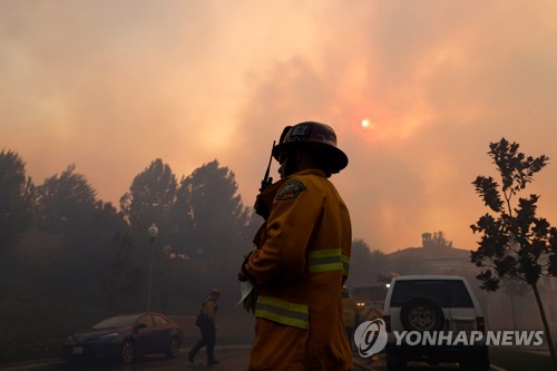 '악마의 바람'에 산불 확산…미 한인거주지 어바인 6만명 대피령