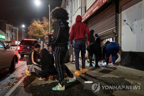 [르포] 젖먹이 안고 "트럼프 몰아내려 한 표"…"바이든은 못 믿어"