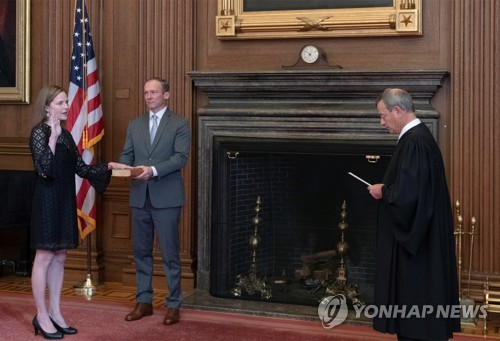 배럿 대법관 취임 첫날 "경합주 우편투표 사건 손떼라" 요구받아