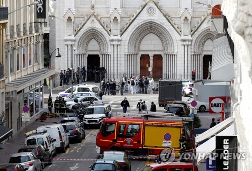 충격 가시기도 전에 또 참수사건…프랑스 니스 테러로 3명 사망