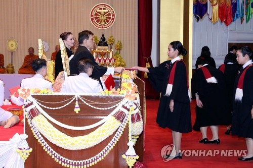 태국 국왕, 반정부 시위 중심 대학서 학위 수여…건재 과시(종합)