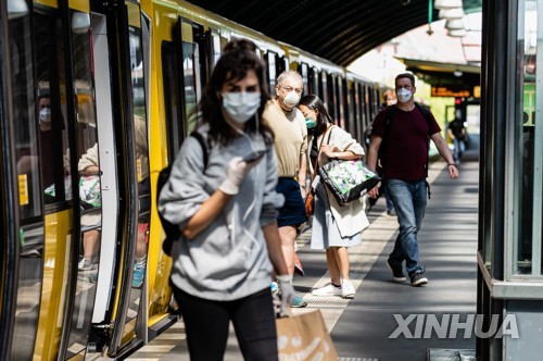 베를린서 마스크 미착용자에 손가락욕설 공익광고, 비판에 철회