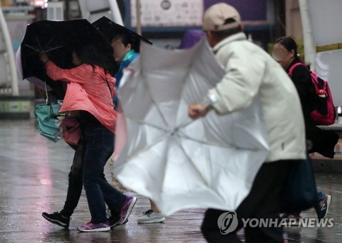 부산 강풍주의보 발효…초속 14ｍ 바람에 파도 높아 주의