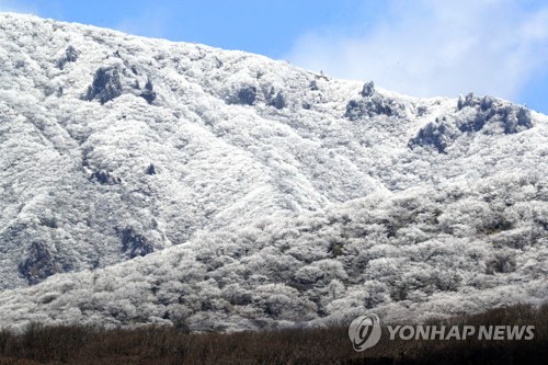 한라산 정상 부근 올해 첫 상고대