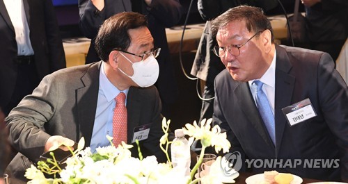 김태년·주호영 청계산 만찬…"정기국회서 민생 해결 최선"(종합)