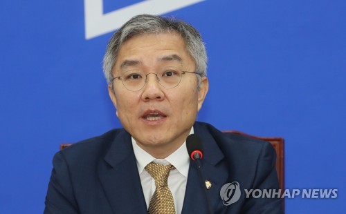 기소된 최강욱, 윤석열 향해 "개가 짖어도 기차는 달려"(종합)